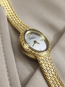 Montre de luxe pour femme en acier inoxydable à quartz, boîtier ovale, cadran en cristal, style rétro, dorée, résistante à l'eau 3 ATM, tendance influenceur - Product Image 4