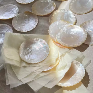 จานเปลือกหอยตกแต่งเคลือบเงาสำหรับจัดวางเป็นของตกแต่งกลางโต๊ะ ใช้สำหรับจัดเทียน เครื่องประดับ และสบู่ จากเวียดนาม - Product Image 3