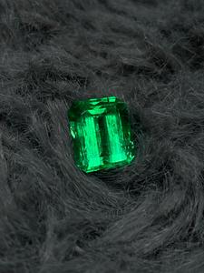 Esmeralda Natural Suelta, Corte Octogonal, Gema Verde de 5.66 Quilates, Origen ZM, para Joyería - Product Image 2