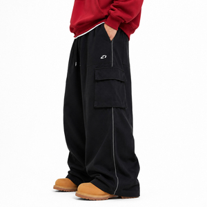Ensemble de survêtement 2 pièces pour homme : sweat à capuche rouge et pantalon cargo noir, coupe ample, style streetwear, 100 % coton molletonné, taille à cordon, logo personnalisé, OEM - Product Image 4