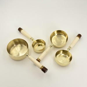 Nouvel arrivage : Ensemble de 4 tasses à mesurer en acier inoxydable avec poignée en résine blanche et finition dorée, idéal pour la maison, l'hôtel, le restaurant et les cadeaux - Product Image 4