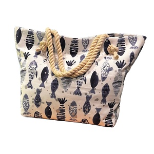 กระเป๋าถือลายปลาแบบวาดด้วยหมึกสำหรับผู้หญิง ดรอปชิปปิ้ง พิมพ์ลายบนผ้า กระเป๋าหูหิ้วเชือกป่าน สะดวกสบาย สวยหรู เหมาะสำหรับวันหยุดพักผ่อน กระเป๋าสะพายไหล่สำหรับสุภาพสตรี - Product Image 2