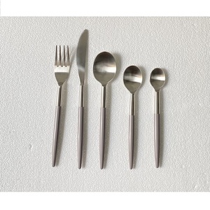 Juego de Cubiertos Profesionales Personalizados de Fábrica con Mango de Resina Fina, Acabado Mate, Cubertería para Bodas, Cubertería Plateada y Dorada, Vajilla - Product Image 3