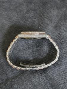 Montre-bracelet de luxe hautement personnalisée pour homme, en acier inoxydable, avec diamants moissanite taille ronde et motif épines hip-hop - Product Image 3