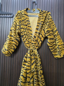 Robe longue pour femme à imprimé tigre jaune et noir, manches longues, coupe décontractée, fermeture à cordon, tissu doux, saison automne - Product Image 5