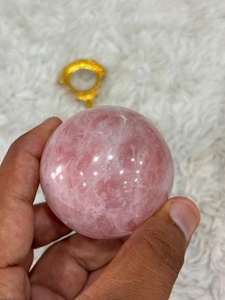 Sphère de quartz rose avec une délicate coloration rosée, translucidité nuageuse, aspect soyeux, contours arrondis et finition polie raffinée. - Product Image 1