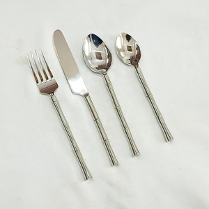 Ensemble de couverts en acier inoxydable avec poignée en forme de fleur faite à la main, plaqué argent en relief - Product Image 5