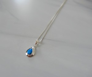 Collar de ópalo azul, colgante de ópalo en forma de lágrima de plata de ley, joyería de piedra de nacimiento de octubre, regalo asequible para ella - Product Image 5