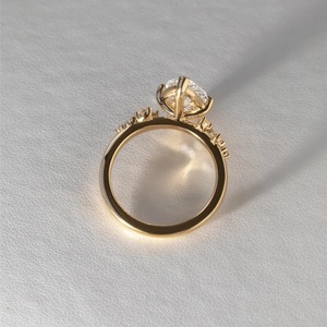 Bague en or jaune 14 carats avec diamant de laboratoire taille marquise 2,50 carats et pierres latérales en grappe – Vente en gros - Product Image 5