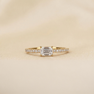 Bague en or 10 carats avec diamant de laboratoire taille émeraude East West |   Bijoux fins de luxe pour femmes |   Clarté VVS-VS pour les fiançailles et les mariages - Product Image 2