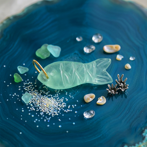 Colgante de Pez Aguamarina Tallado a Mano, Amuleto de Cristal con Aro Dorado, Joyería Inspirada en el Océano - Product Image 6