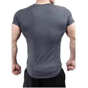 Fabricant de vêtements de sport personnalisés, t-shirt de compression pour la gym et le fitness, coton et polyester de qualité supérieure, impression sérigraphique sur mesure. - Product Image 2