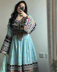 Robe de mariée afghane Kuchi en soie Georgette brodée, sur mesure, tenue de fête ethnique pour femme, robe afghane pour femme. - Product Image 4