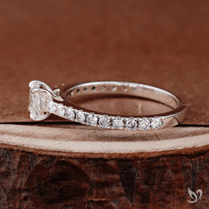 Bague de fiançailles moderne en or blanc 10K avec diamant de laboratoire taille princesse 0,50 ct, sertie pavé style cathédrale, certifiée IGI - Product Image 2