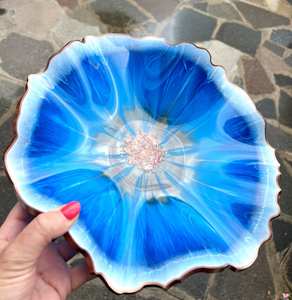 Plato de resina hecho a mano en azul turquesa, decoración única para el hogar, accesorios inspirados en el océano, bandeja para joyas, plato para servir galletas y dulces. - Product Image 4