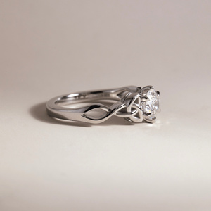 Anillo de Oro Blanco de 18K con Diamante Cultivado en Laboratorio de Corte Brillante de 1.2ct, Certificado IGI, Estilo Celta, de EtherStar Jewels - Product Image 3