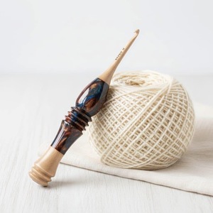 Agujas de Ganchillo de Resina y Madera Galaxy, Agujas de Tejer Ergonómicas con Acabado Liso, Herramientas de Costura Hechas a Mano - Product Image 1