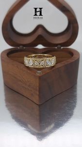Bague d'éternité de luxe en or jaune 14K avec diamant de laboratoire taille marquise certifié IGI, large mosaïque en grappe et bordure milgrain - Product Image 6