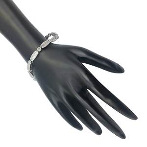 สร้อยข้อมือเพชรทรงบาแก็ตต์สีขาวธรรมชาติ น้ำหนัก 3.57 กะรัต ตัวเรือนเงินแท้ 925 ขนาด 6.5 นิ้ว แบบหนามเตย สำหรับผู้หญิง - Product Image 4