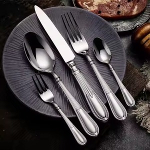 Ensemble de couverts en métal de qualité supérieure avec un design artistique pour la cuisine, la salle à manger et la présentation en restaurant - Product Image 1