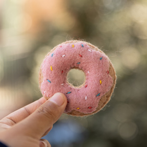 Adorno de Fieltro de Lana en Forma de Donut con Chispas, Juguete de Comida de Imitación, Juguete Educativo Hecho a Mano para Niños, Venta al por Mayor - Product Image 2