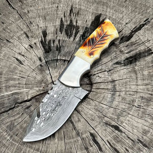 Cuchillo de Caza de Acero de Damasco Premium con Estructura de Espiga Completa y Agarre Cómodo para Actividades al Aire Libre y Uso de Supervivencia - Product Image 1