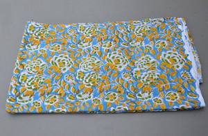 Tissu floral 100% coton imprimé à la main style Jaipuri, base bleue, doux et respirant, pour vêtements et ameublement. - Product Image 4