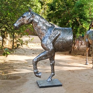 Escultura de Caballo de Metal para Jardín y Hogar - Product Image 1