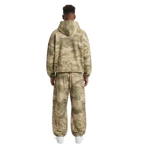 Conjunto de Sudadera con Capucha y Pantalones de Chándal de Forro Polar para Hombre con Estampado de Camuflaje Arenisca Personalizado, Estilo Urbano Relajado, Chaquetas Gráficas a Juego - Product Image 2