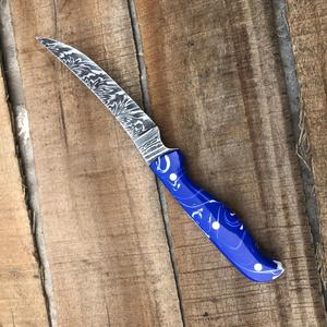 Couteau à steak en acier Damas THEWIZ CRAFTS avec manche en résine bleue, bord dentelé, fait main - Product Image 2