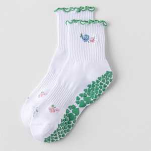 Calcetines tobilleros blancos con logotipo personalizado, diseño floral, ribete verde y suela antideslizante con forma de corazón - Product Image 1