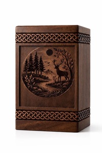 Urne funéraire artisanale en bois en forme de cerf avec scène forestière rustique, écologique, pour crémation - Product Image 3