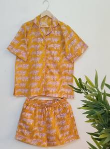 Pyjamas assortis tendance pour toute la famille – Combinaison de nuit en coton doux et confortable avec imprimé tigre moutarde. - Product Image 2