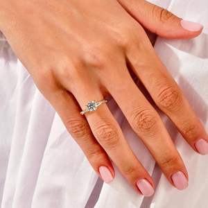 Ensemble de mariage Petite Twist / Bague de fiançailles en or rose 14 carats avec moissanite et alliance demi-éternité torsadée pour femme / RITZIN Cute - Product Image 4