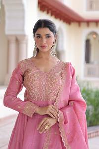 Ensemble de robe Anarkali élégante en or brodé de Zari et de paillettes avec dupatta |   Vêtements de mariage et de fête pour femmes - Product Image 6