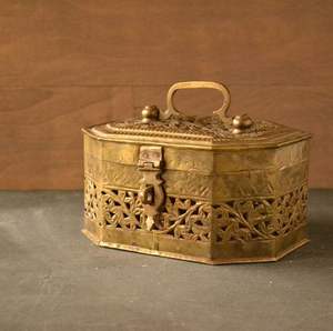 Caja de Cricket de Latón de Inspiración Tradicional para Decoración de Mesa Étnica con Diseño Artístico y Valor Decorativo y Utilitario - Product Image 3