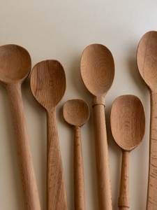 Ensemble d'ustensiles de cuisine en bois avec pinces, spatule, cuillère, design minimaliste, finition mate, passe au lave-vaisselle - Product Image 4