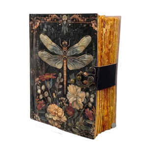 Carnet en cuir Libellule fait main, motif botanique floral, avec fermoir antique, pour écriture, cadeau pour les amateurs de jardin et de nature - Product Image 1