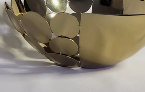 ชามทองเหลืองลายเหรียญหรูหราสำหรับตกแต่งโต๊ะกาแฟสไตล์ร่วมสมัย รุ่น Golden Horizon - Product Image 4