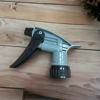 Pulvérisateur à gâchette de précision conçu pour l'excellence en matière de résistance chimique, idéal pour les applications de solvants et d'alcool