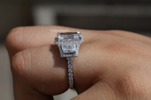 Bague de fiançailles en diamant de culture radiant taille radiant à trois pierres, design halo pavé en or 10K 14K 18K et argent 925 935 - Product Image 3