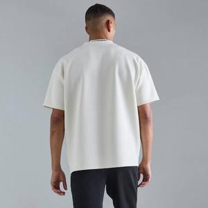 เสื้อยืดโอเวอร์ไซส์สีครีมแบบกำหนดเอง เสื้อยืดพรีเมียมสไตล์สตรีทแวร์พร้อมโลโก้ ขายส่ง เสื้อยืดสีครีมโทนกลาง เสื้อยืดโอเวอร์ไซส์ผ้าฝ้าย รับผลิตแบรนด์ส่วนตัว - Product Image 3