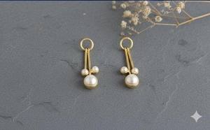 Pendientes de Plata de Ley 925 con Baño de Oro de 14K, Diseño Minimalista con Triple Perla, Joyería Moderna para Regalo - Product Image 4