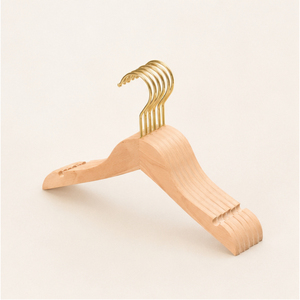 Perchas de Madera Natural de Lujo Personalizadas con Gancho Giratorio Dorado, Perchas Ecológicas de Madera Maciza para Ropa de Boutique - Product Image 1