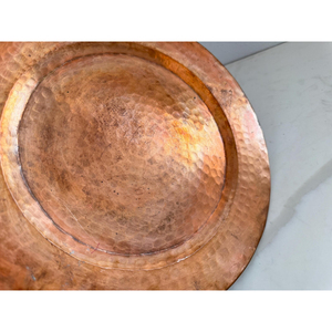 Assiette de présentation ronde en cuivre martelé avec support, couleur or rose – Meilleurs articles de cuisine et vaisselle - Product Image 5
