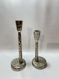 Ensemble de 2 bougeoirs modernes en laiton doré et aluminium, avec base en dôme et coupelle en forme de tulipe, pour bougies coniques, décoration de table minimaliste - Product Image 5