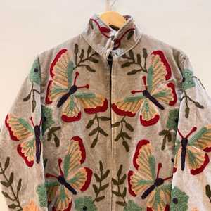 Chaqueta de terciopelo Suzani de lujo hecha a mano con bordado de mariposas, abrigo bohemio llamativo para festivales, blazer con toque artístico. - Product Image 5