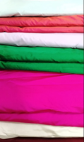 Tissu en satin de soie 55 GSM, lisse, doux et brillant, pour la confection de saris, de chemisiers, de robes et de vêtements.