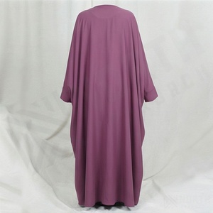 Abayas al por mayor para Eid: Elegante túnica musulmana de poliéster sedoso ligero con cuentas, estilo mariposa islámico hasta el tobillo. - Product Image 2