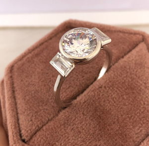 Anillo de compromiso de oro blanco de 10K con circonita cúbica de corte esmeralda en bisel y circonita cúbica de corte redondo solitario, anillo de tres piedras de oro macizo, regalo para esposa - Product Image 4